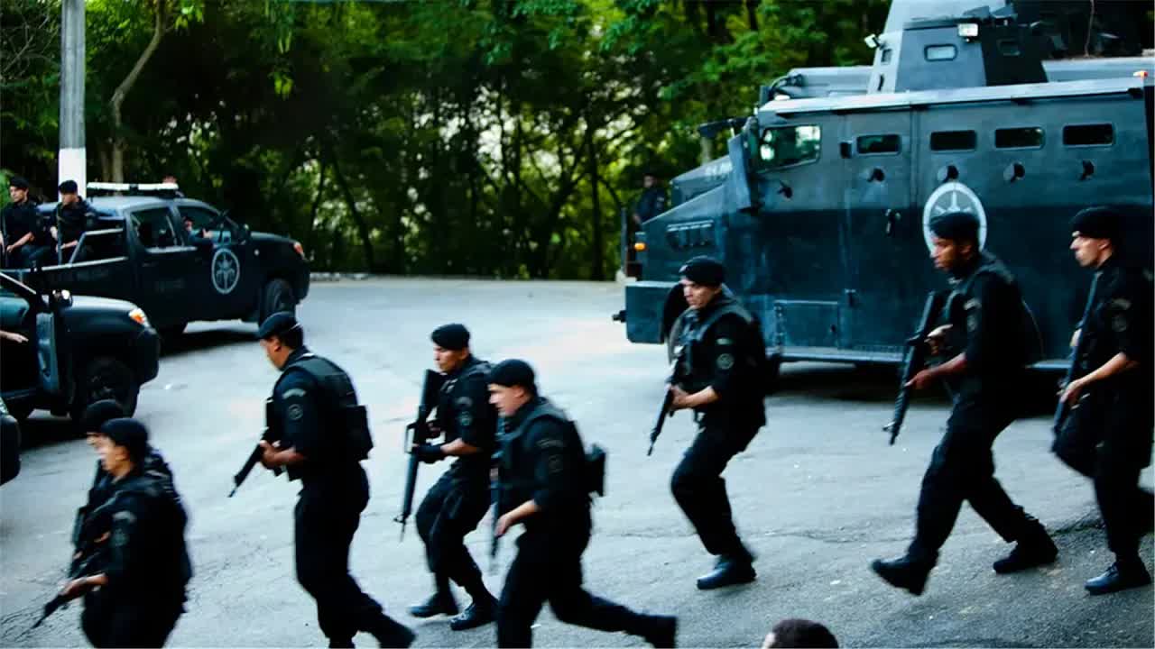 精英部队再升级，装甲车直升机齐出动，疯狂扫荡毒贩老巢！