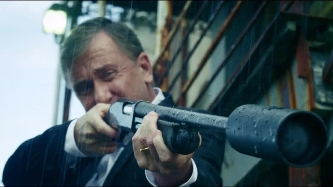 闪身躲子弹的杀手有多强？瞬间秒杀20个壮汉，连神狙手都打不中他！火爆犯罪片